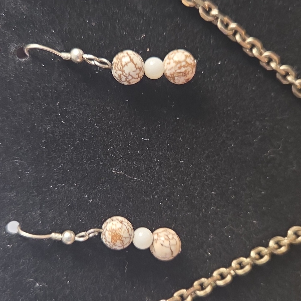Elegant Gold and White Pendant Necklace and Earring Set - Picture 2 of 6